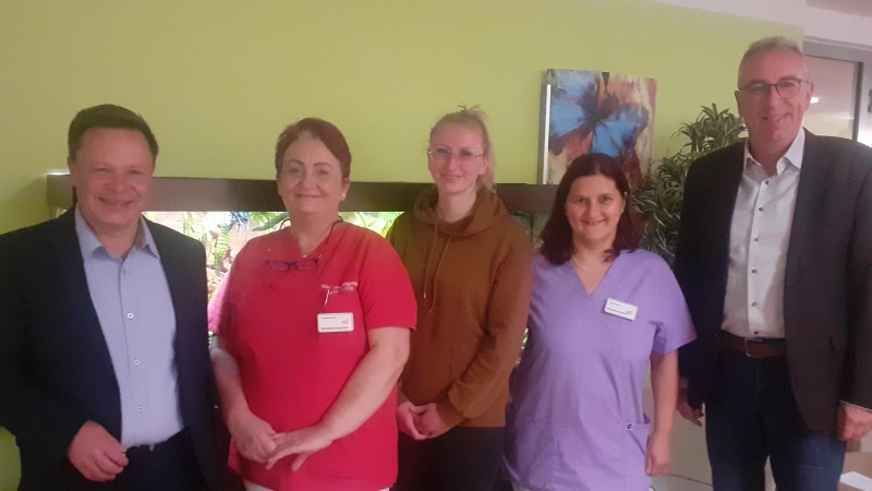 Verwaltungsleiter Richard Stiehle (links) und 1. Bürgermeister Markus Loth begrüßten die neuen Auszubildenden des Bürgerheims (von links): Simona Grigoruta, Lea Bock und Nicoletta Postoi. (Foto: Stadt Weilheim)