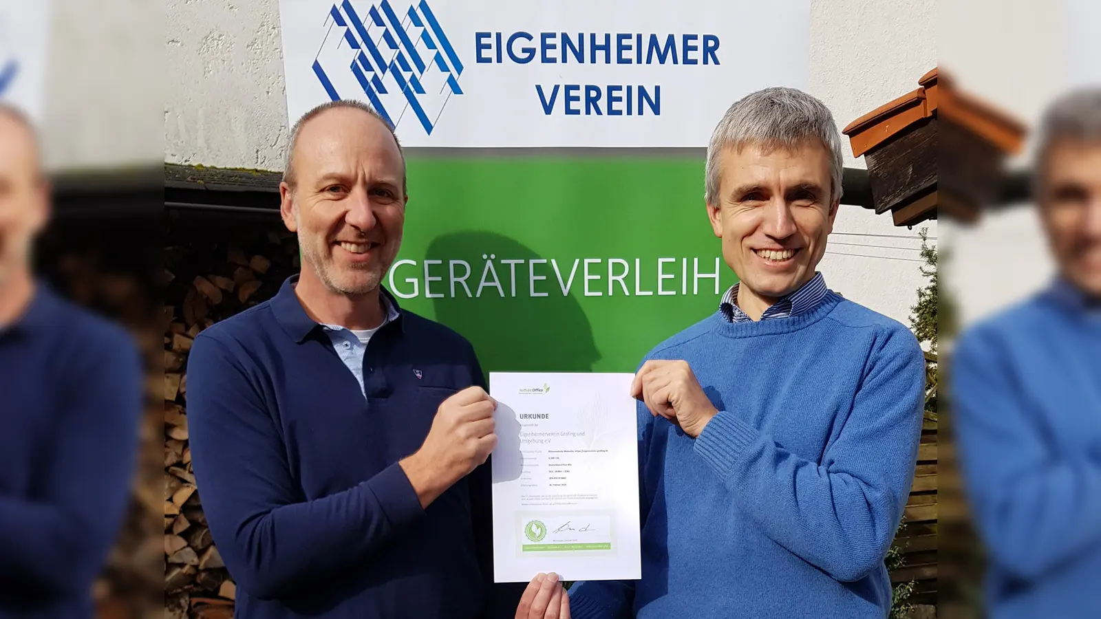 Die Eigenheimer-Vorstände Gerhard Fiedler und Alexander Marx präsentieren stolz die Urkunde zur „Klimaneutralen Website“. (Foto: Eigenheimer Grafing und Umgebung e.V.)