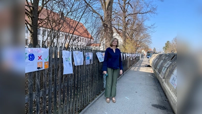 Alle Schulklassen der Franz-Nißl-Schule haben sich an der Aktion beteiligt. Schulleiterin Dominika Neresheimer hofft, dass zumindest einige der Leute, die den Gehweg am Containerstandort vermüllen, zum Nachdenken angeregt werden.  (Foto: bb)