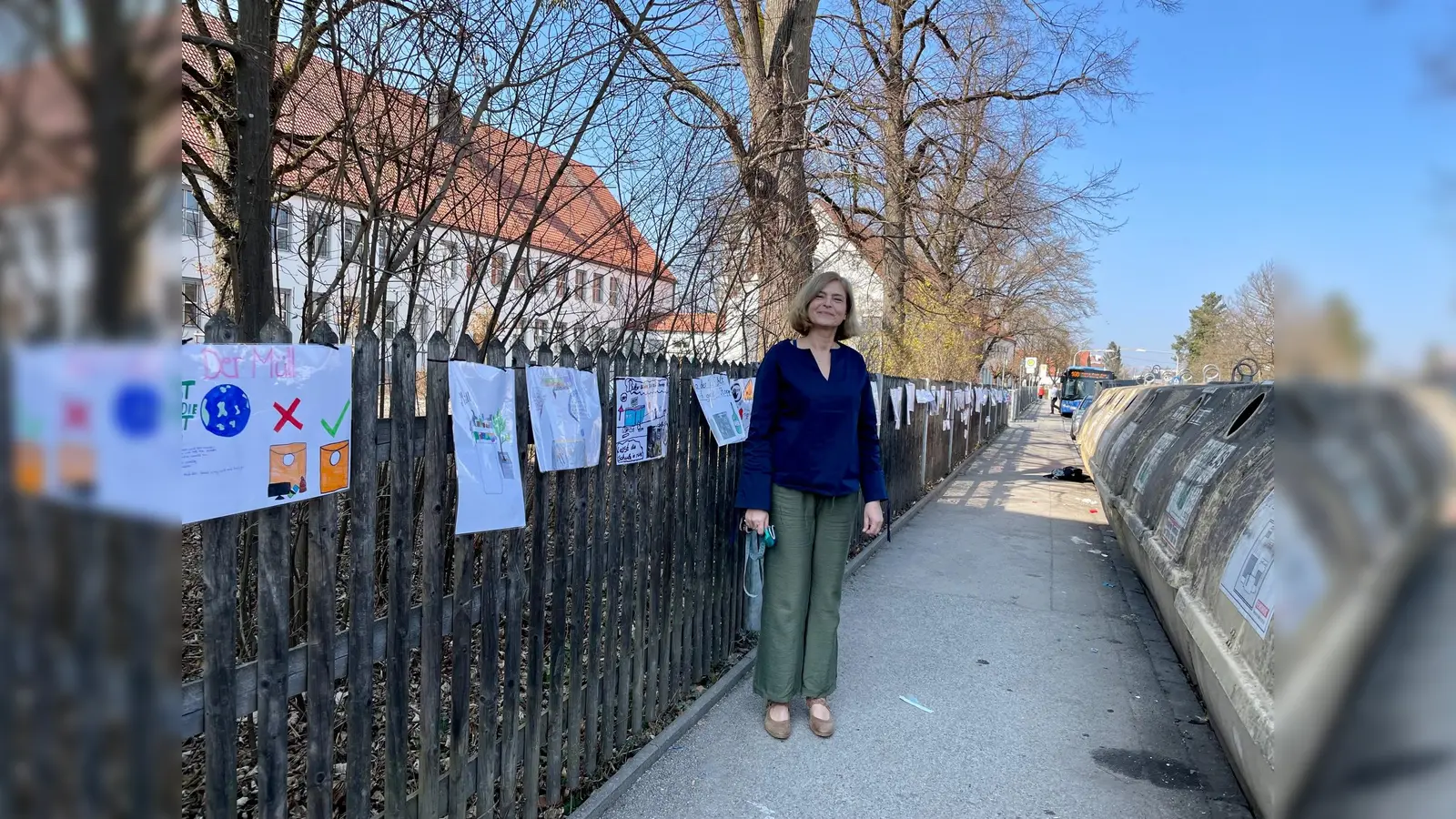 Alle Schulklassen der Franz-Nißl-Schule haben sich an der Aktion beteiligt. Schulleiterin Dominika Neresheimer hofft, dass zumindest einige der Leute, die den Gehweg am Containerstandort vermüllen, zum Nachdenken angeregt werden.  (Foto: bb)