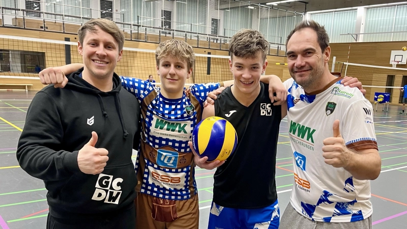 Feuen sich auf den Bayernpokal in Herrsching (von links): Sven Lehmann, Ben Bockfeld, David Zeller und Max Hauser. (Foto: TSV-Herrsching)