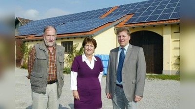 Die erste Kraillinger Bürgersolaranlage befindet sich auf dem Dach des Bauhofes. V.l. Volker Paetsch, Christine Borst und Harald Zipfel (Foto: US)