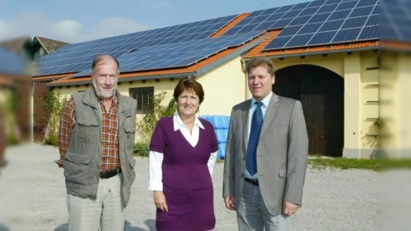 Die erste Kraillinger Bürgersolaranlage befindet sich auf dem Dach des Bauhofes. V.l. Volker Paetsch, Christine Borst und Harald Zipfel (Foto: US)