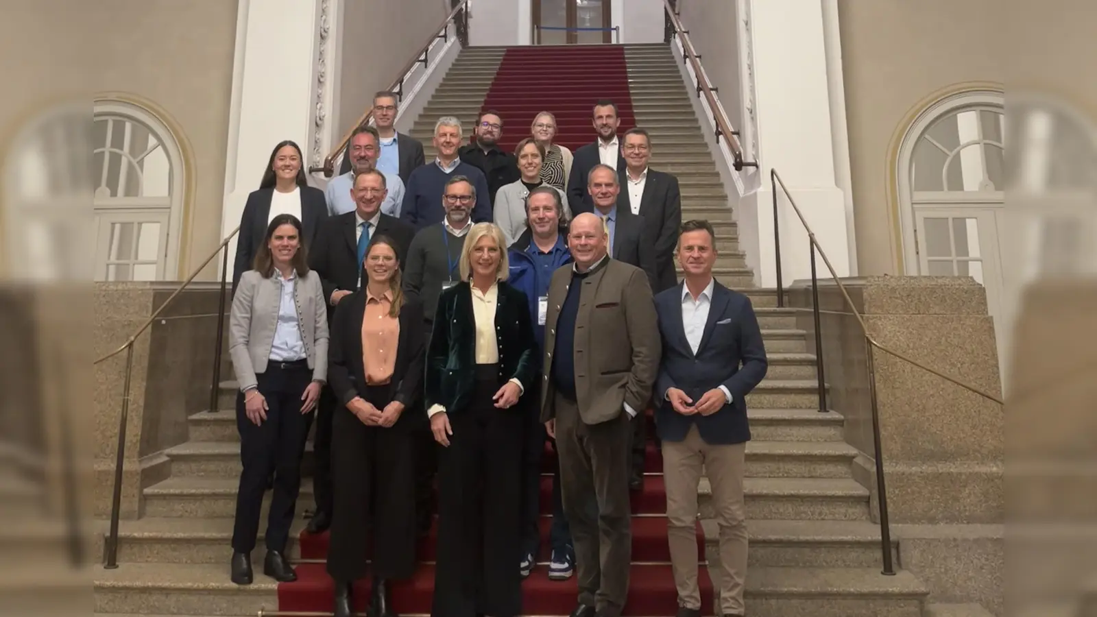 Der IHK-Regionalausschuss Erding-Freising war zu Gast im Bayerischen Landtag bei Staatsministerin Ulrike Scharf (vorne Mitte). (Foto: IHK für München und Oberbayern)