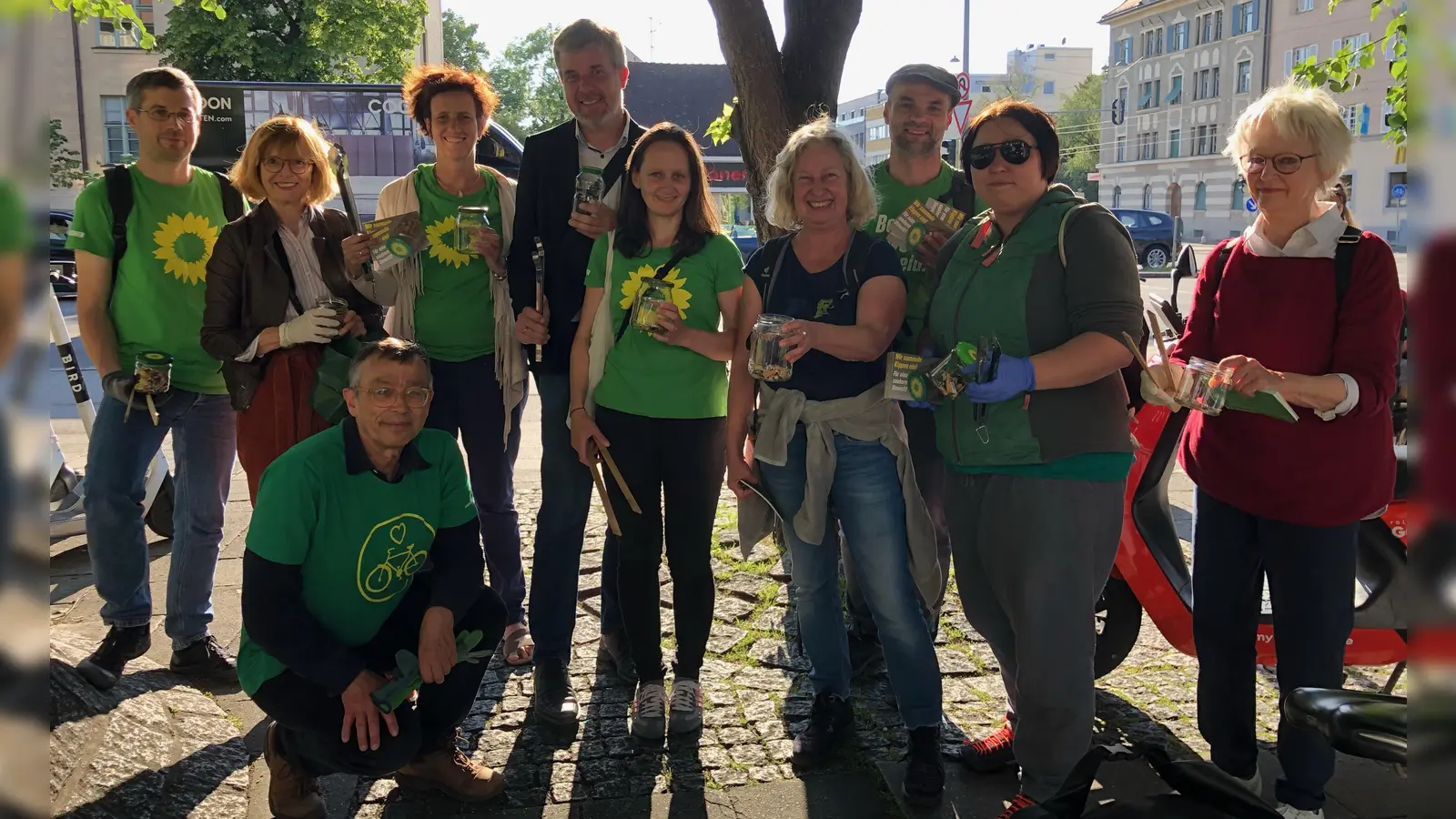 Freiwillige vom Ortverband der Grünen Laim/ Westend, darunter Dieter Janecek (vierter von links), Mitglied des Deutschen Bundestages, sammelten kürzlich Kippen entlang der Fürstenrieder Straße.  (Foto: Grüne Laim/ Westend)