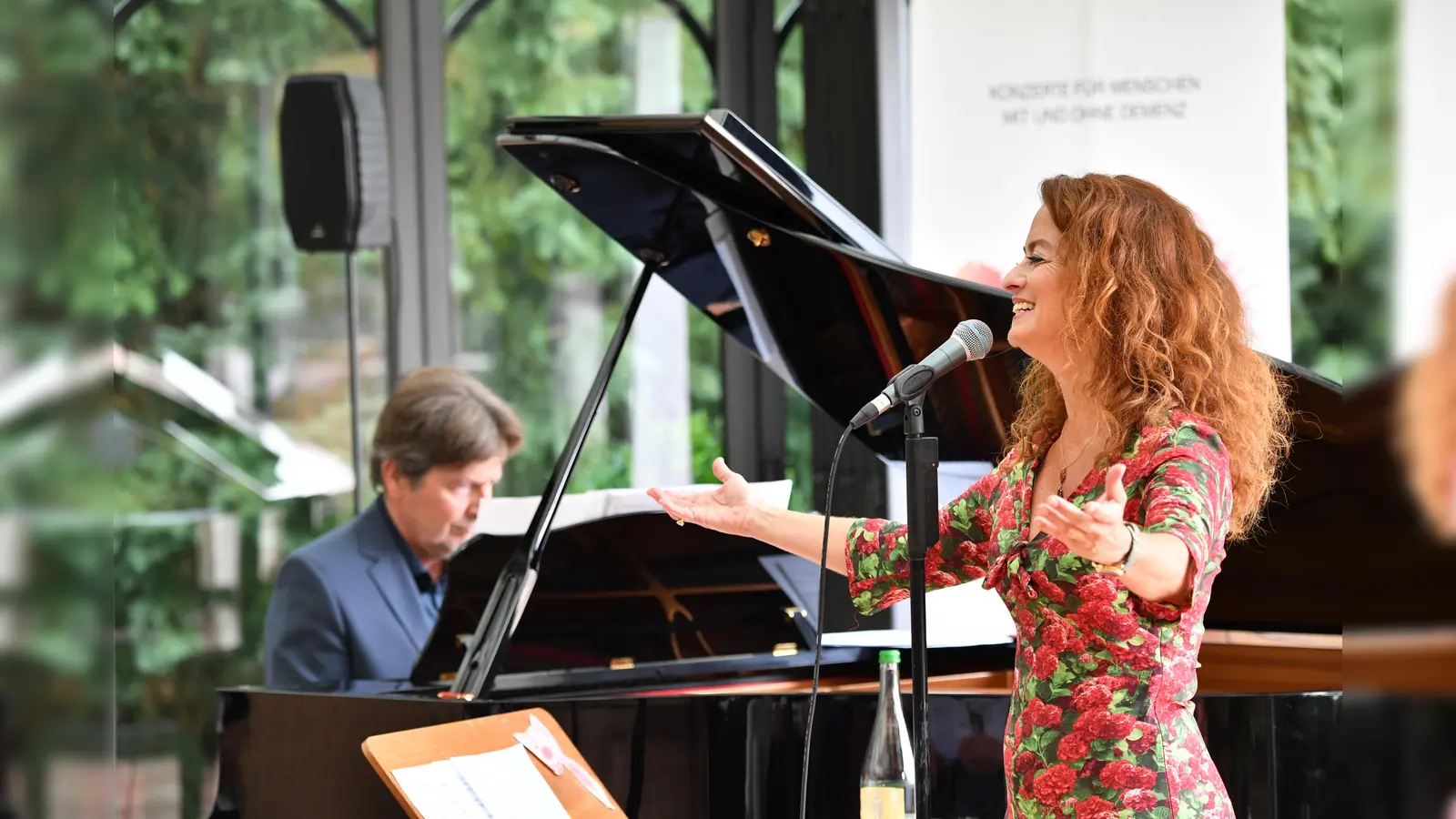 Julia von Miller und Manfred Meinhardt bei einem Konzert des Vereins Desideria Care am Starnberger See. (Foto: BrauerPhotos/ G.Nitschke/ Desideria Care)