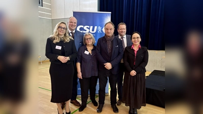 Neujahr bei der Gräfelfinger CSU mit (v.l.) CSU-Ortsvorsitzende Maximiliane Fischer, Landrat Christoph Göbel, Maria Lex-Fischer (Senioren-Union), Stadtpfarrer Rainer Maria Schießler, Bürgermeister Peter Köstler und Ochma Göbel (FU). (Foto: Ulrike Seiffert)