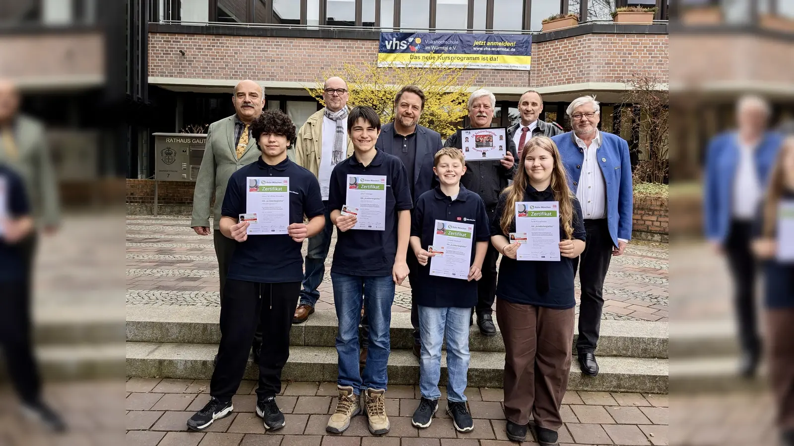 Adam Ramadan, Julian Stübinger, Leopold Hossbach und Sarah Kastenmeier (vorne v.l.) haben von Tilo Stock, Hartmut Brach, Realschuldirektor Reinhard Schlamp, Betreuungslehrer Stephan Hader, Trainer Klaus Figur und Vizebürgermeister Jürgen Sklarek (hinten, v.l.) ihre Zertifikate erhalten. (Foto: Ulrike Seiffert)