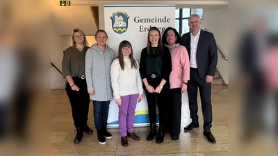 Begrüßung der neuen Mitarbeiter im Rathaus (von re): 1. Bürgermeister Christian Blatt, Monika Birzele, Julia Pfisterer, Nadja Steiger, Valentina Treiber und Petra Aidelsburger (Leitung Kinderhäuser). (Foto: Gemeinde Erdweg)