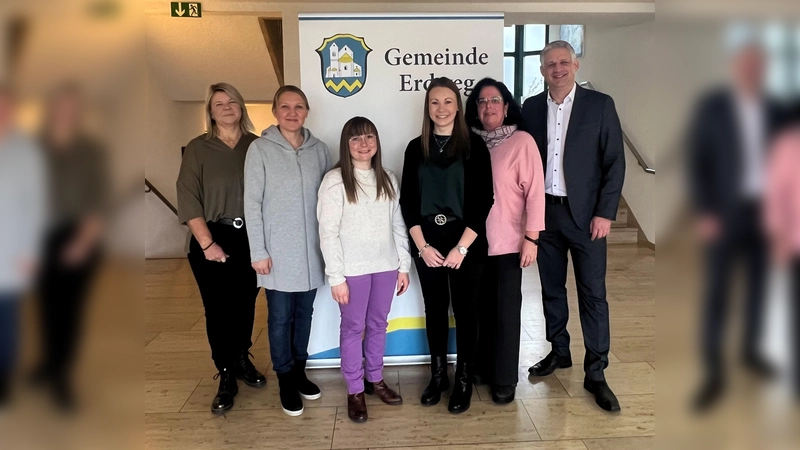 Begrüßung der neuen Mitarbeiter im Rathaus (von re): 1. Bürgermeister Christian Blatt, Monika Birzele, Julia Pfisterer, Nadja Steiger, Valentina Treiber und Petra Aidelsburger (Leitung Kinderhäuser). (Foto: Gemeinde Erdweg)