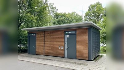 Moderne, selbstreinigende Toilettenanlagen, die auch noch behindertengerecht sind, gibt es bereits etliche im Stadtgebiet, wie zum Beispiel im Hirschgarten. Der Bezirksausschuss könnte sich so eine „Toilette für alle”, wie die Anlagen genannt werden, auch für den Oertelplatz vorstellen. (Foto: bb)