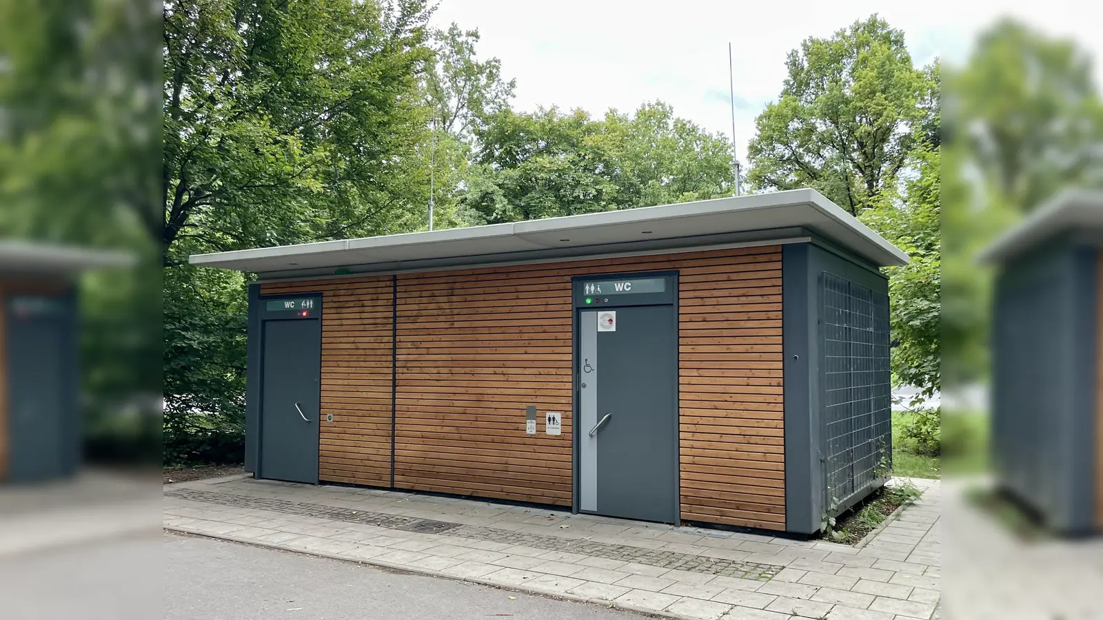 Moderne, selbstreinigende Toilettenanlagen, die auch noch behindertengerecht sind, gibt es bereits etliche im Stadtgebiet, wie zum Beispiel im Hirschgarten. Der Bezirksausschuss könnte sich so eine „Toilette für alle”, wie die Anlagen genannt werden, auch für den Oertelplatz vorstellen. (Foto: bb)