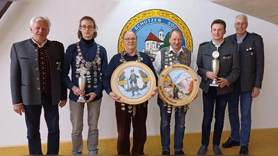 Die neuen Könige stehen fest (von links): Schützenmeister Donald Sieweck, Jugendkönig Luftgewehr Leo Bartel, König Auflage Ernst Moll, König Luftgewehr Herbert Obermeier, König Pistole Mario Sieweck, 2. Schützenmeister Josef Fischer. (Foto: Willi Beisenherz)