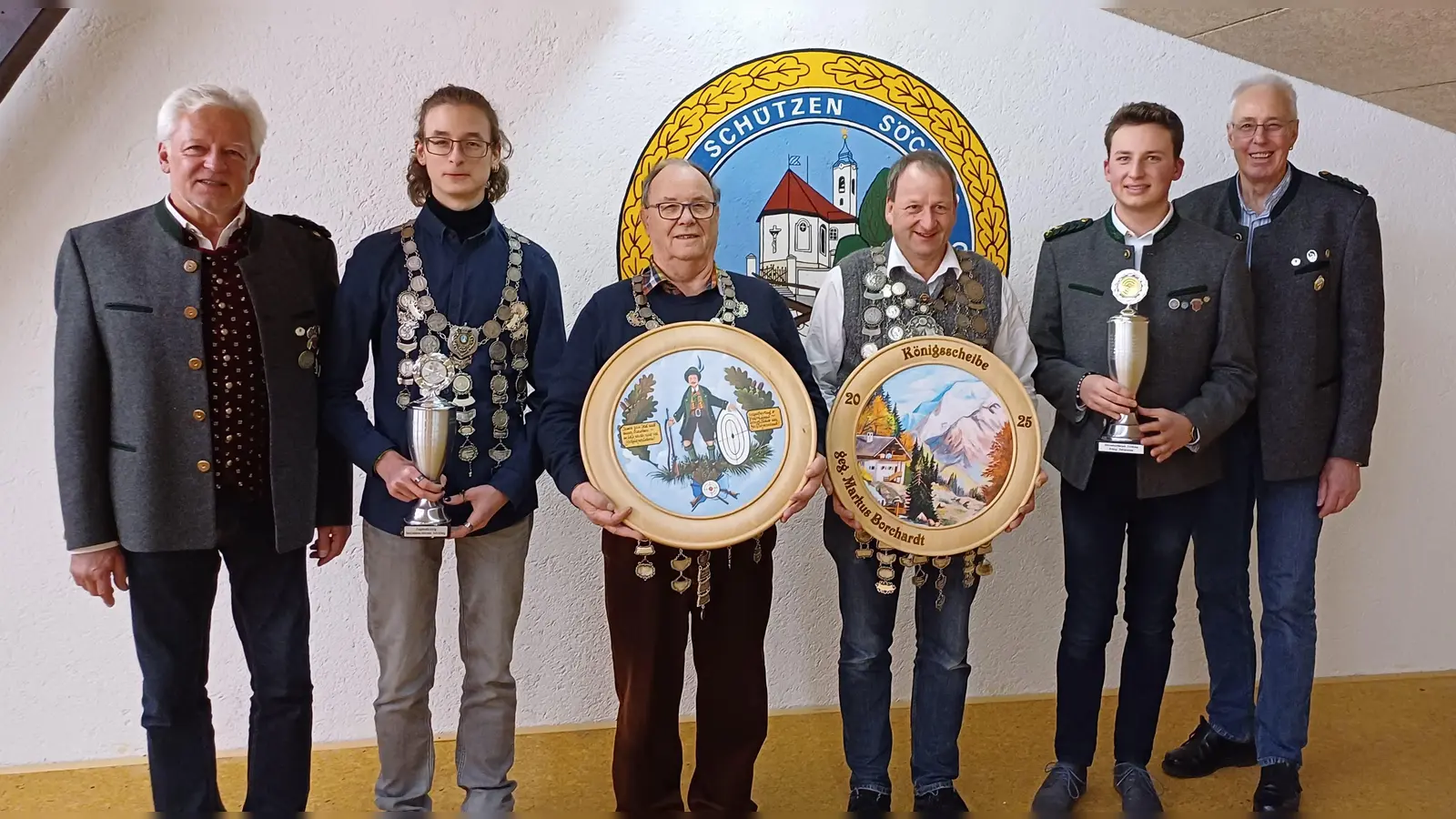 Die neuen Könige stehen fest (von links): Schützenmeister Donald Sieweck, Jugendkönig Luftgewehr Leo Bartel, König Auflage Ernst Moll, König Luftgewehr Herbert Obermeier, König Pistole Mario Sieweck, 2. Schützenmeister Josef Fischer. (Foto: Willi Beisenherz)