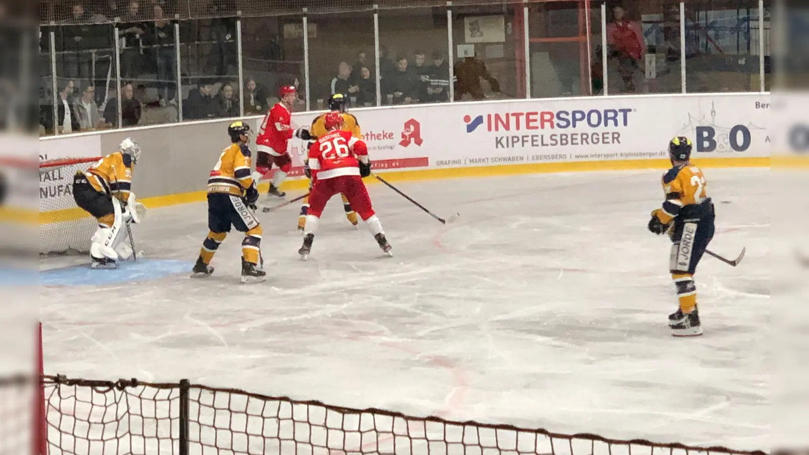 Spielsituation aus dem Vorbereitungsspiel des EHC Klostersee (rotes Trikot; mit Philipp Quinlan hinten und Florian Gaschke # 26) gegen die River Rats Geretsried, die am Allerheiligen-Tag um Punkte im Grafinger Eisstadion gastieren. (Foto: smg )