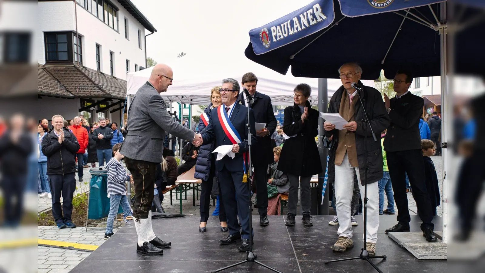 Eröffnung des neugestalteten Paulhan Platzes: v.l. Rudolph Haux, Christine Ricard, Claude Valéro, Benoît Schneider, Brigitte Malik, Sepp Brötz und Landrat Stefan Frey. (Foto: Alexander Broschell)