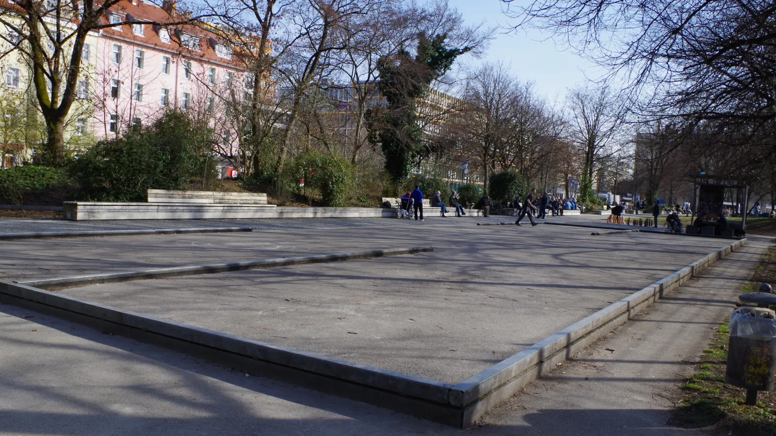 Auf der ungenutzten Sommerstockbahn am Georg-Freundorfer-Platz wird eine Fitnessanlage errichtet.<br> (Foto: Beatrix Köber)