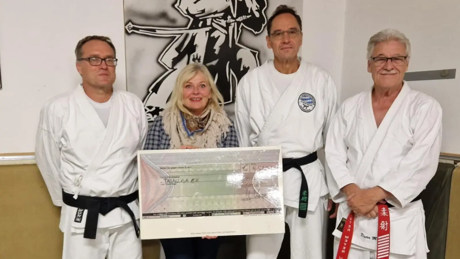 Freude bei der Scheckübergabe (von links): Peter Scondo (SV-Esting e.V.), Cathrin Dietz (Tabaluga-Stiftung e.V.), Rolf Kissel (SCUG e.V.) sowie Dieter Meyer (gemeinsamer Cheftrainer). (Foto: Uwe Wolff)