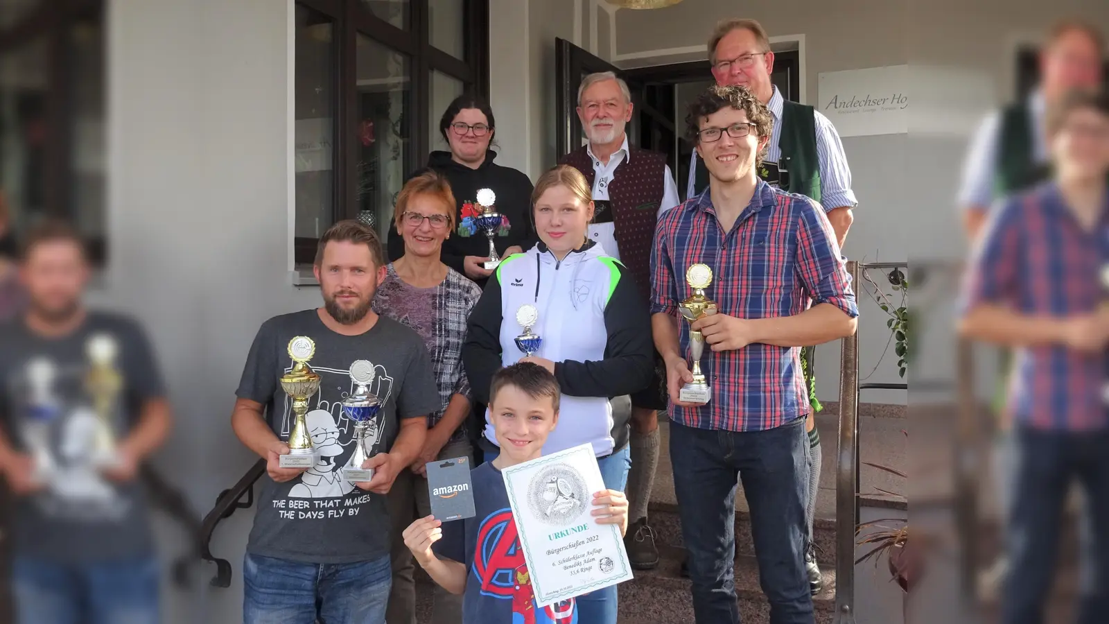 Siegerehrung beim Herrschinger Bürgerschießen: vorne (v.l.) Florian Pausewang (1. Herrenklasse) und Benedikt Adam (1. Blattlwertung Schüler/Jugend), mitte (v.l.) Agnes Bader (1. Blattlwertung Erwachsene), Magdalena Becher (1. Schülerklasse), Amir Schnell (Schützenkönig), hinten (v.l.) Veronika Riech (1. Damenklasse) sowie Peter Kößler (1. Schützenmeister) und Manfred Söhnel (2. Schützenmeister). (Foto: D`Herrschinger Wildschütz`n e.V.)