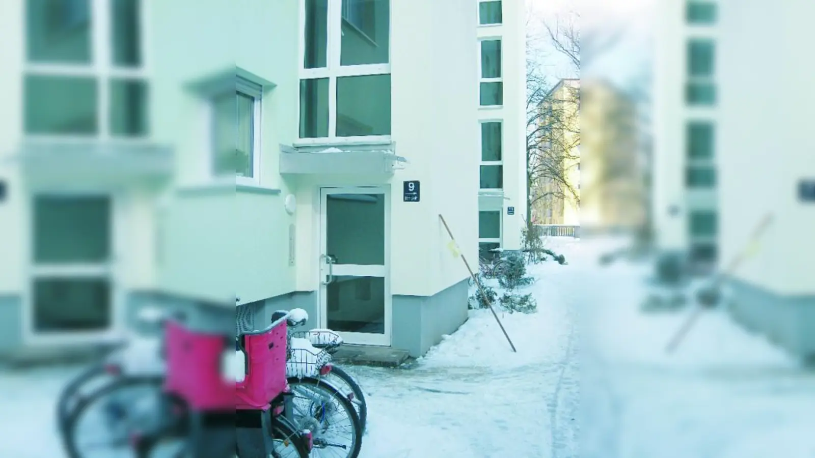 Hauseingang zur Tatortwohnung in der Dönnigesstraße 9 in Obersendling. (Foto: Polizei)