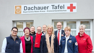 Sozialministerin Ulrike Scharf (Vierte von rechts) besuchte die Tafel in Dachau. (Foto: Bayerisches Staatsministerium für Familie, Arbeit und Soziales)