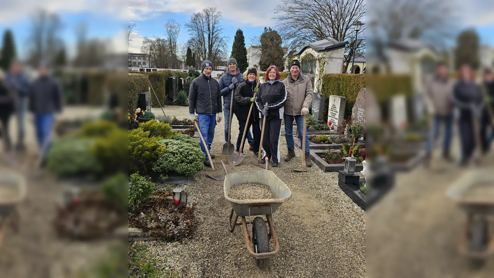 Mitglieder der Kirchenverwaltung legten selbst Hand an. (Foto: Markus John)