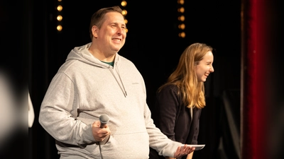 Durch den Abend führen wieder Ko Bylanzky und Alexandra Heidel. (Foto:  Nicolas Keckl)