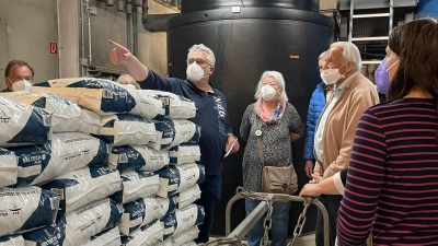 Säckeweise lagern Salztabletten im Technikraum, um das Schwimmbad-Wasser zu entkalken.  (Foto: pst)