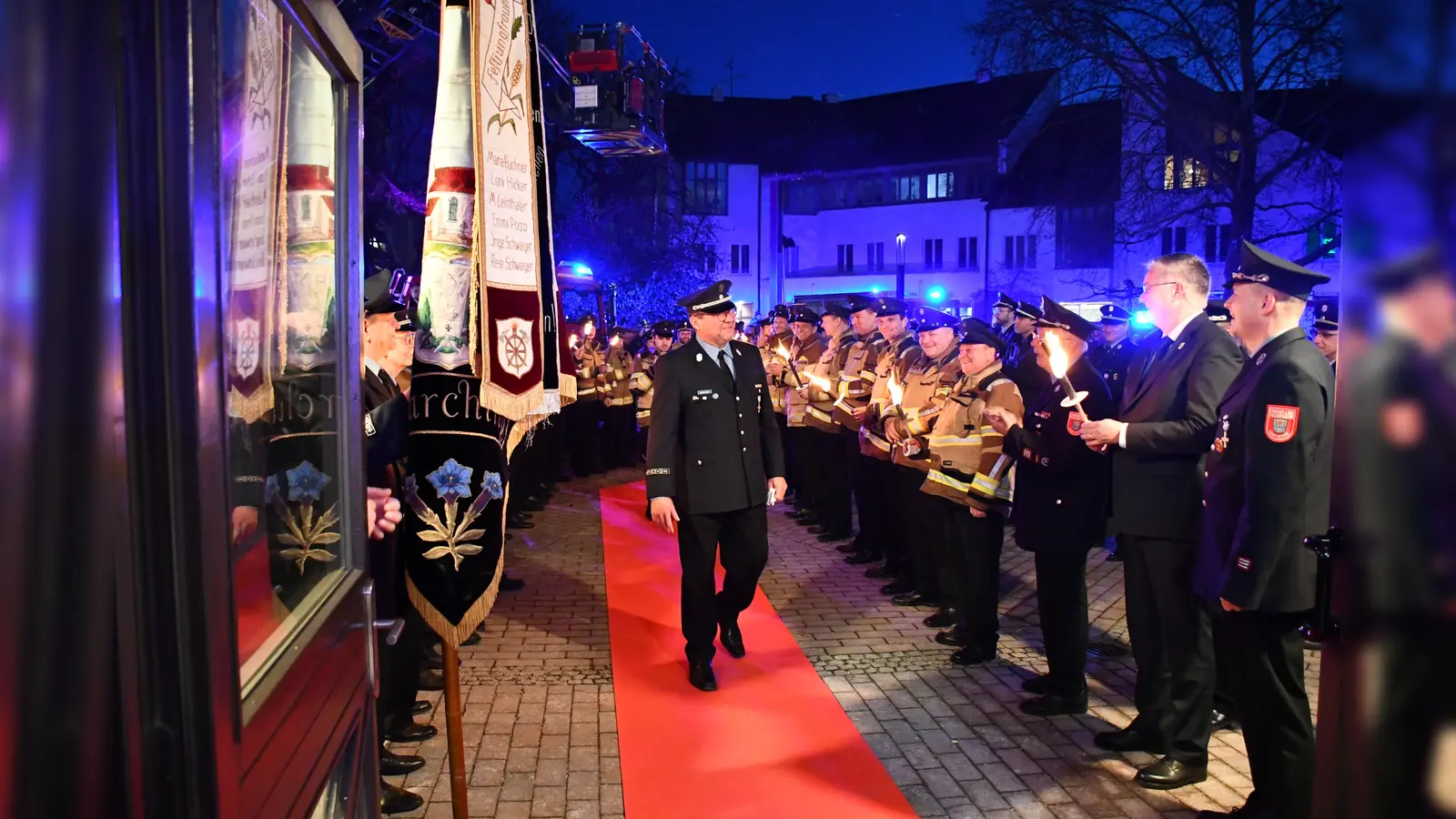 Mit einem großen Spalier wurde Christian Schweiger bei der Abschiedsfeier begrüßt. (Foto: Stadt Garching)