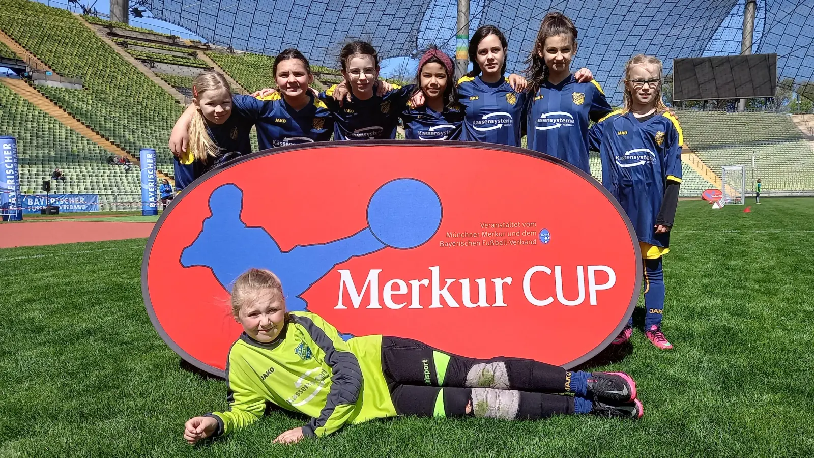 Klasse: Die E-Mädchen des SV Sentilo Blumenau haben sich beim Merkur-Cup im Olympiastadion erfolgreich in die Finalrunde gekickt. (Foto: SV Sentilo Blumenau e.V.)