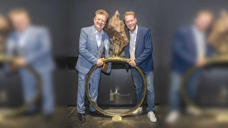 Ein Ring mit Schmuckstein für eine Riesin? Nein, was hier in der Fassung steckt, ist der Meteorit „Issigau”. Gewicht: 136,4 Kilo. Museums-Generaldirektor Wolfgang M. Heckl (l.) und Christoph Keilmann, Geschäftsführer des Leihgebers, The Munich Show – Münchner Mineralientage, bei der offiziellen Übergabe. (Foto: Hubert Czech)