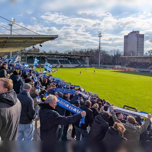 Heimspielatmosphäre: Löwenfans im Eilenriedestadion. (Foto: M Forster) (Foto: M. Forster)