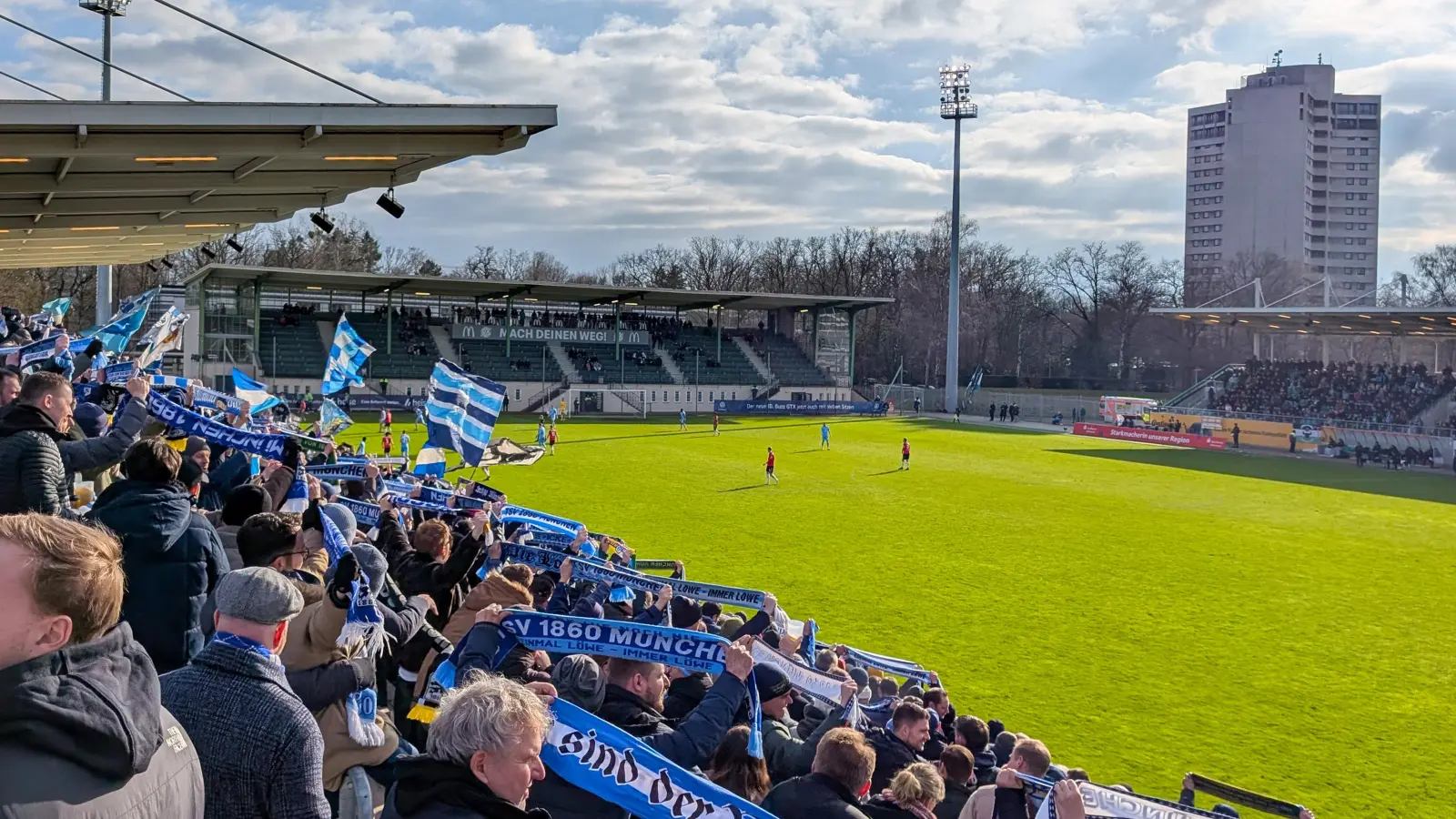 Heimspielatmosphäre: Löwenfans im Eilenriedestadion. (Foto: M Forster) (Foto: M. Forster)