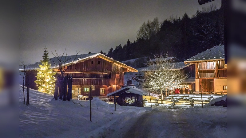 Weihnachtlicher Duft zieht durch das altbayerische Dorf. (Foto: Markus Wasmeier)