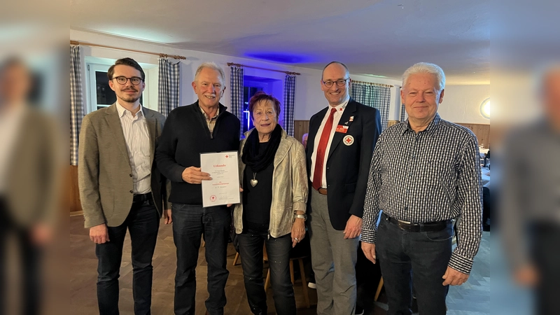 Walter Dlask (2. von links) zusammen mit Dennis Behrendt (links), Edda Drittenpreis (Mitte), Bernhard Seidenath (2. von rechts) und Albert Solleder. (Foto: BRK-Kreisverband Dachau)