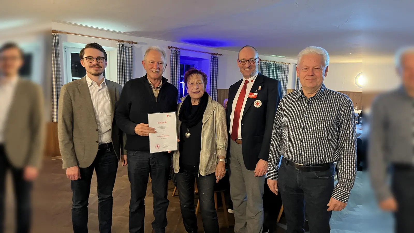 Walter Dlask (2. von links) zusammen mit Dennis Behrendt (links), Edda Drittenpreis (Mitte), Bernhard Seidenath (2. von rechts) und Albert Solleder. (Foto: BRK-Kreisverband Dachau)