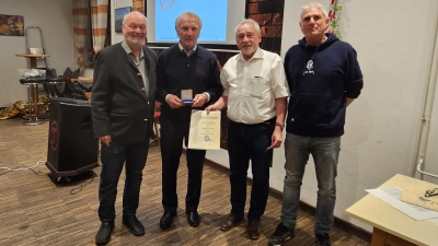 70 Jahre ist Günter Pertler (2.v.l.)schon Mitglied beim FC Phönix Schleißheim. Die Ehrenurkunde überreichten ihm Ehrenvorstand Helmut Beck und die Vorstände Gerd Friedl und Willi Kranz (v.l.) (Foto: © Thomas Wein, FC Phönix Schleißheim)