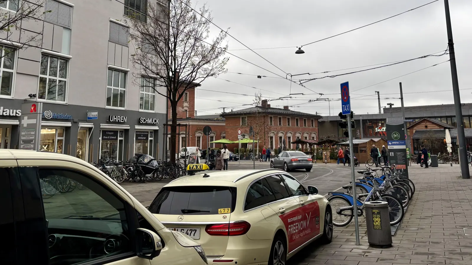 Taxistand in der Bäckerstraße soll bleiben. Allerdings beschweren sich Bürger wiederholt über laufende Motoren und laute Gespräche und bitten um mehr Rücksicht. (Foto: Ulrike Seiffert)