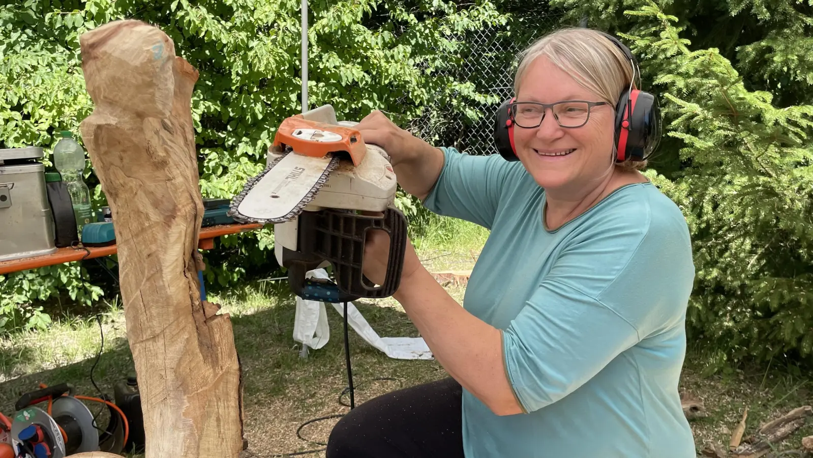 Gaby Kromer setzt die Kettensäge an, um aus einem Holz eine Skulptur zu sägen. (Foto: pst)