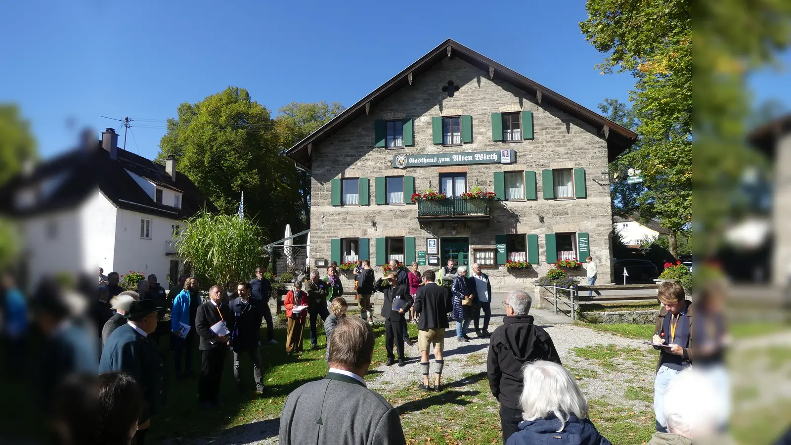 Bei herrlichem Sonnenschein besuchte die vierzehnköpfige Jury des Landeswettbewerbs „Unser Dorf hat Zukunft“ am Donnerstag, den 21. September 2022, die Gemeinde Huglfing. (Foto: LRA)