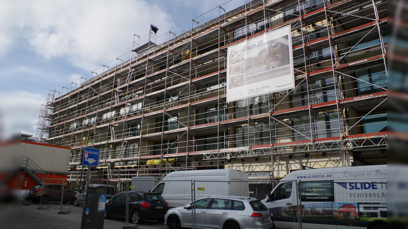 In der Klarastraße 10 lässt die St. Antonius-Stiftung neue Wohnungen bauen. Im örtlichen Bezirksausschuss kritisiert man, dass diese zu marktüblichen Preisen vermietet werden sollen. (Foto: Beatrix Köber)