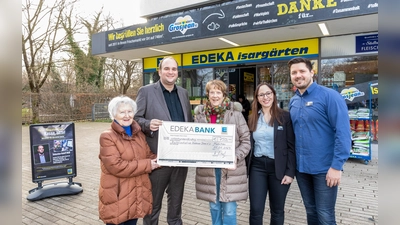 Die EDEKA-Kaufleute Robin und Katharina Grosjean (beide rechts) spendeten den von Sebastian Roloff (Zweiter von links) erzielten Umsatz an die Mieterinitiative Haderner Stern. Ingrid Appel und Heidemarie Zaus (Erste und Dritte von links) bedankten sich für die Unterstützung. (Foto: Axel Griesch / EDEKA)