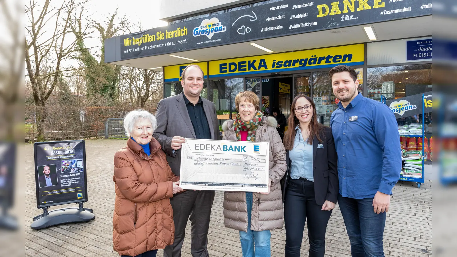 Die EDEKA-Kaufleute Robin und Katharina Grosjean (beide rechts) spendeten den von Sebastian Roloff (Zweiter von links) erzielten Umsatz an die Mieterinitiative Haderner Stern. Ingrid Appel und Heidemarie Zaus (Erste und Dritte von links) bedankten sich für die Unterstützung. (Foto: Axel Griesch / EDEKA)