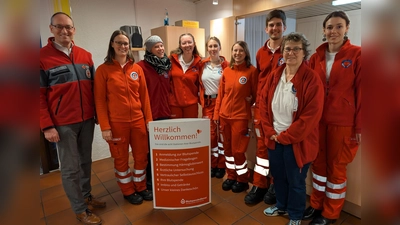 Blutspende in Petershausen (von links): MdL Bernhard Seidenath, Yvonne Neumüller, Veronika Kraus, Alina Huber, Josefine Schmid, Daniela Doll, Simon Denk, Heidi Zerbe und Andrea Stiglmayr. (Foto: BRK)