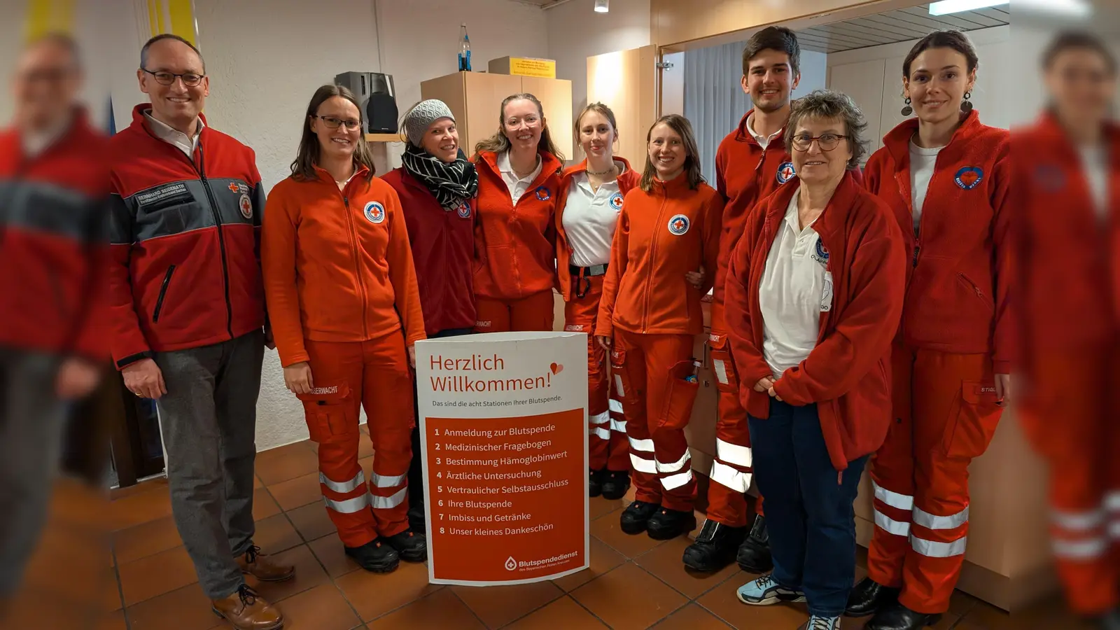 Blutspende in Petershausen (von links): MdL Bernhard Seidenath, Yvonne Neumüller, Veronika Kraus, Alina Huber, Josefine Schmid, Daniela Doll, Simon Denk, Heidi Zerbe und Andrea Stiglmayr. (Foto: BRK)