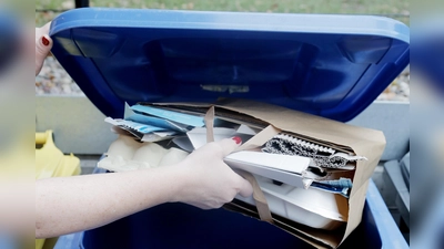 Papier und Pappe sollte vor der Entsorgung in der Altpapiertonne richtig gefaltet und zusammengedrückt werden. (Foto: Initiative Mülltrennung wirkt / Steffen Jagenburg)