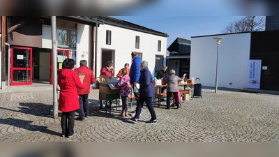 Das Küchenteam von St. Martin hatte während des Ukraine-Aktionstags gut zu tun. Laufend kamen Menschen, um Sach- und/ oder Geldspenden abzugeben. (Foto: Stadtkirche Germering)