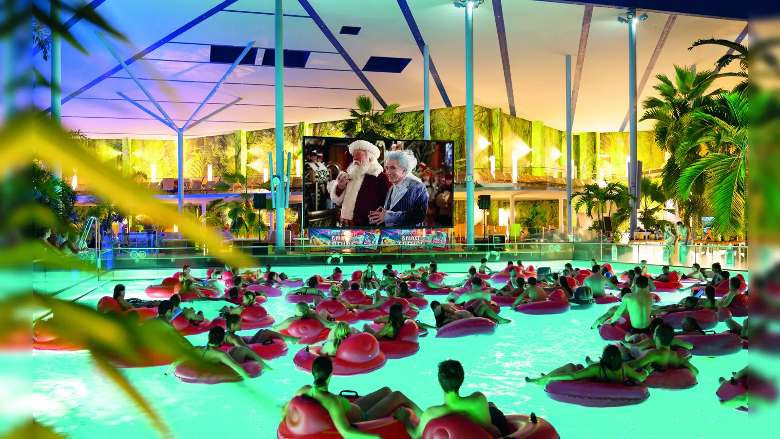 Am dritten Adventswochenende kann man in der Therme Erding entspannt Kinofilme schauen.  (Foto: Therme Erding)