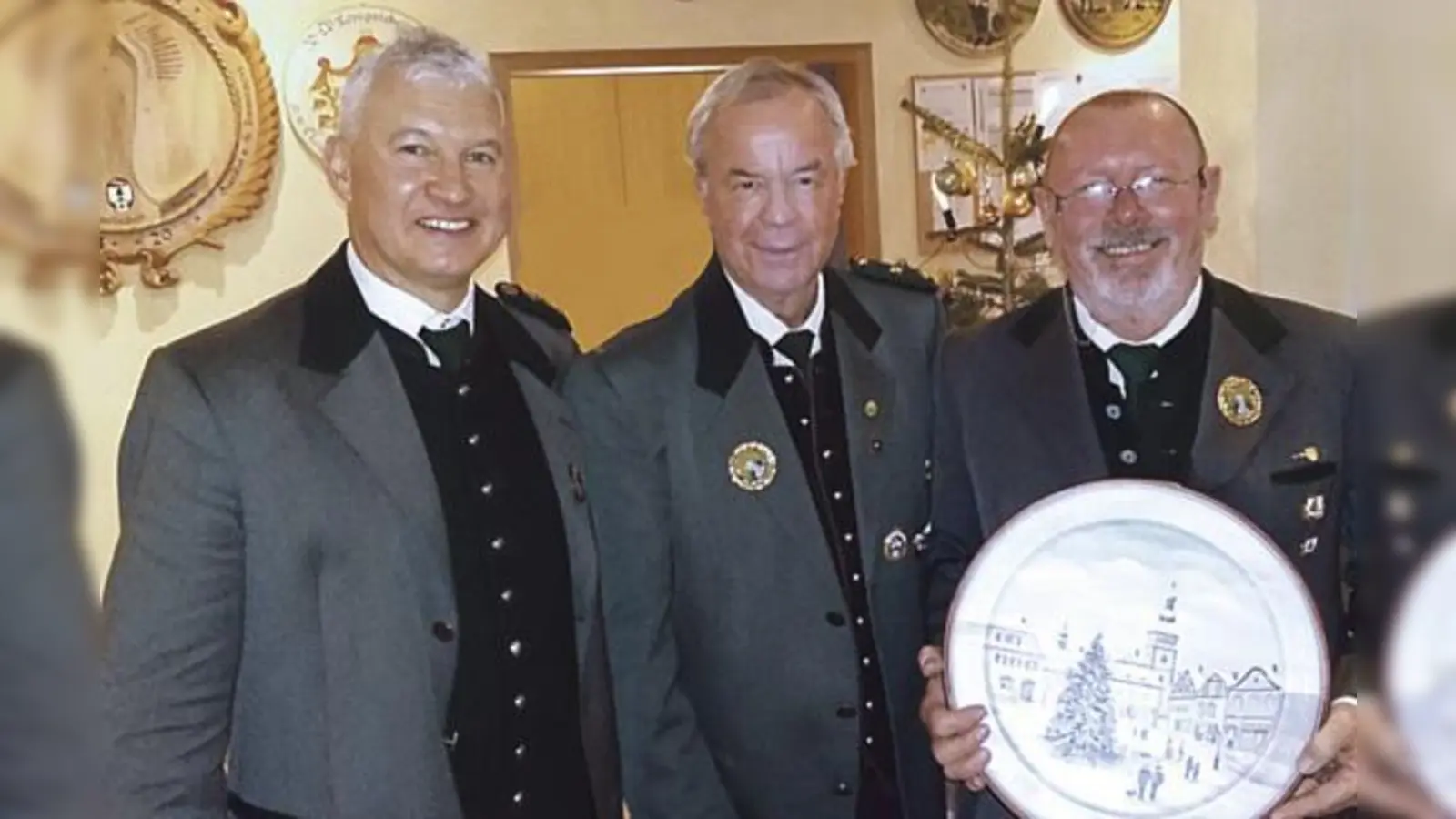 1. Schützenmeister der SG Frohsinn Rudolf Pauli, 2. Schützenmeister Burkhard Knall und Gewinner der Weihnachstscheibe Ekkehardt Siegmund (v. l.).			 (Foto: VA)