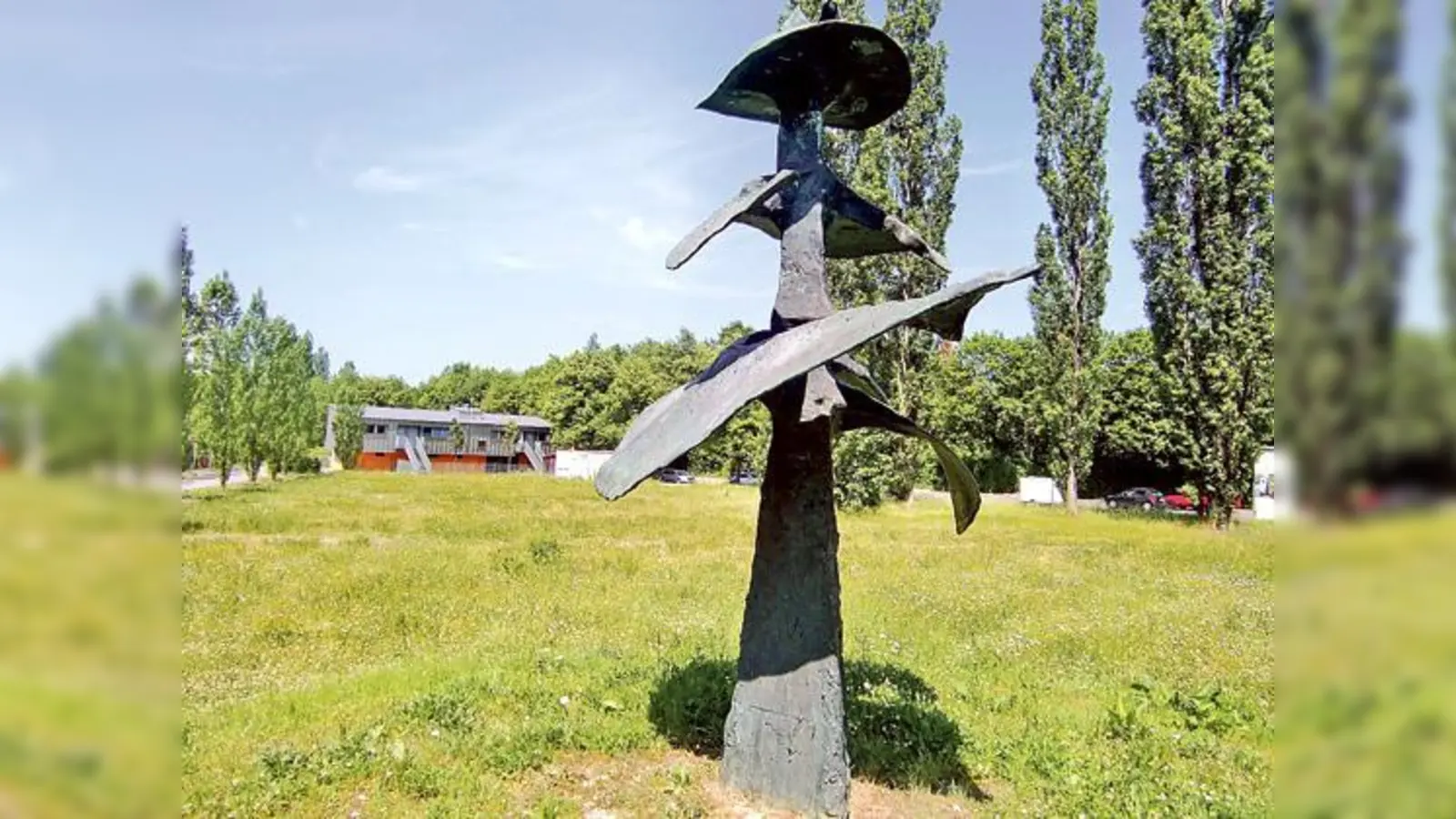 Der Baum-Brunnen auf dem kargen, teils verwucherten Areal vor dem Cosimawellenbad bleibt wohl auch künftig lediglich als Skulptur ohne Wasserzufluss erhalten. Auch das Grundstück wird nicht gärtnerisch gestaltet. 	 (Foto: hgb)